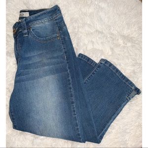 YMI Wanna Betta Butt? Cropped Capri light Jeans